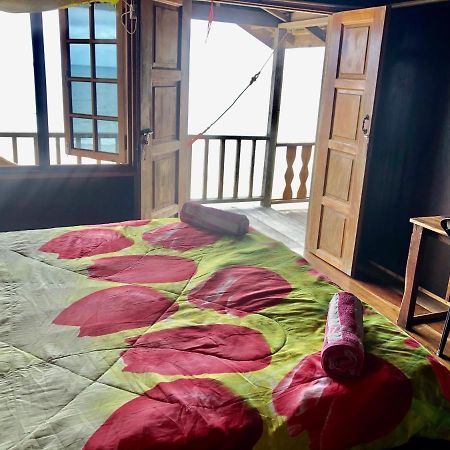 Beachfront Hut Upstairs Astra - Beach Shack Chalet Kampong Juara Exteriör bild