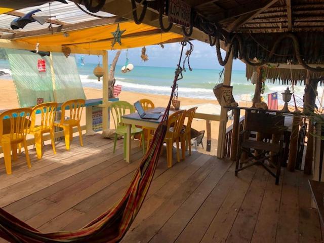 Beachfront Hut Upstairs Astra - Beach Shack Chalet Kampong Juara Exteriör bild
