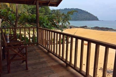 Beachfront Hut Upstairs Astra - Beach Shack Chalet Kampong Juara Exteriör bild