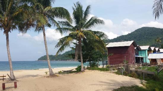 Beachfront Hut Upstairs Astra - Beach Shack Chalet Kampong Juara Exteriör bild