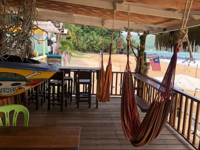 Beachfront Hut Upstairs Astra - Beach Shack Chalet Kampong Juara Exteriör bild