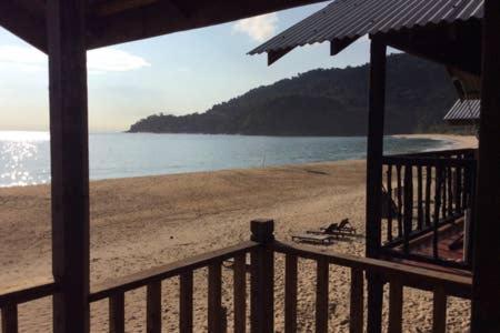Beachfront Hut Upstairs Astra - Beach Shack Chalet Kampong Juara Exteriör bild