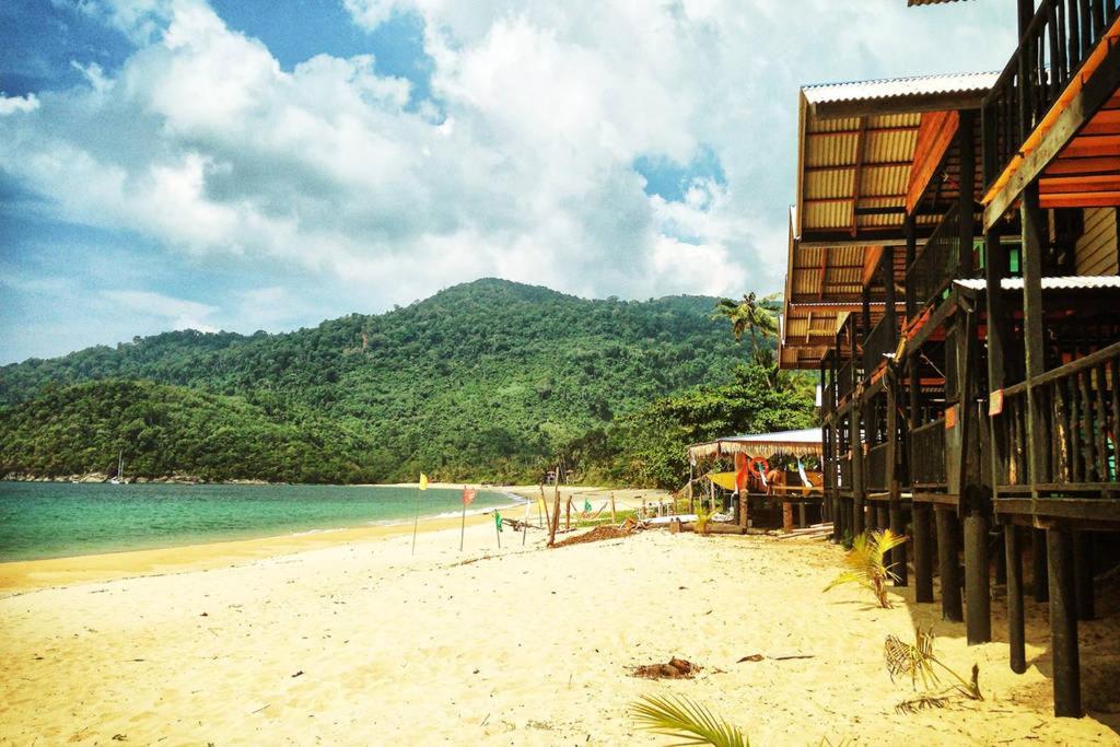 Beachfront Hut Upstairs Astra - Beach Shack Chalet Kampong Juara Exteriör bild