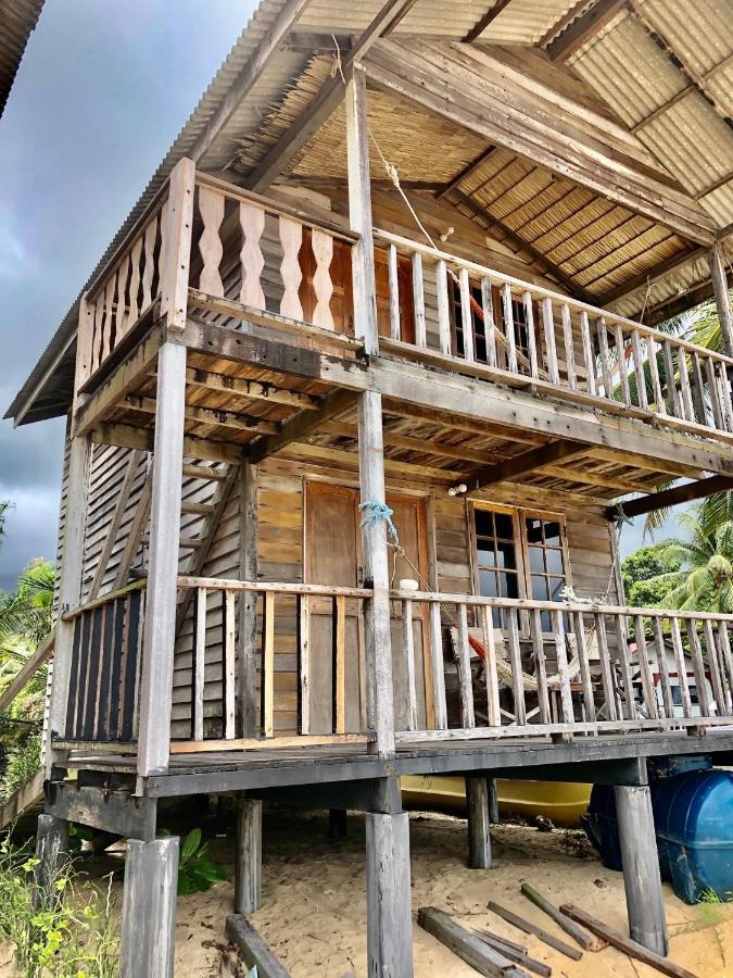 Beachfront Hut Upstairs Astra - Beach Shack Chalet Kampong Juara Exteriör bild