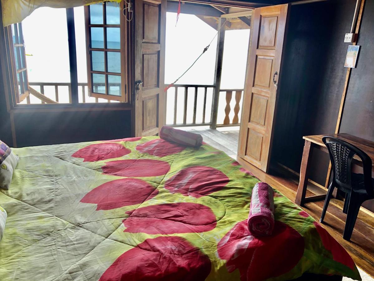 Beachfront Hut Upstairs Astra - Beach Shack Chalet Kampong Juara Exteriör bild