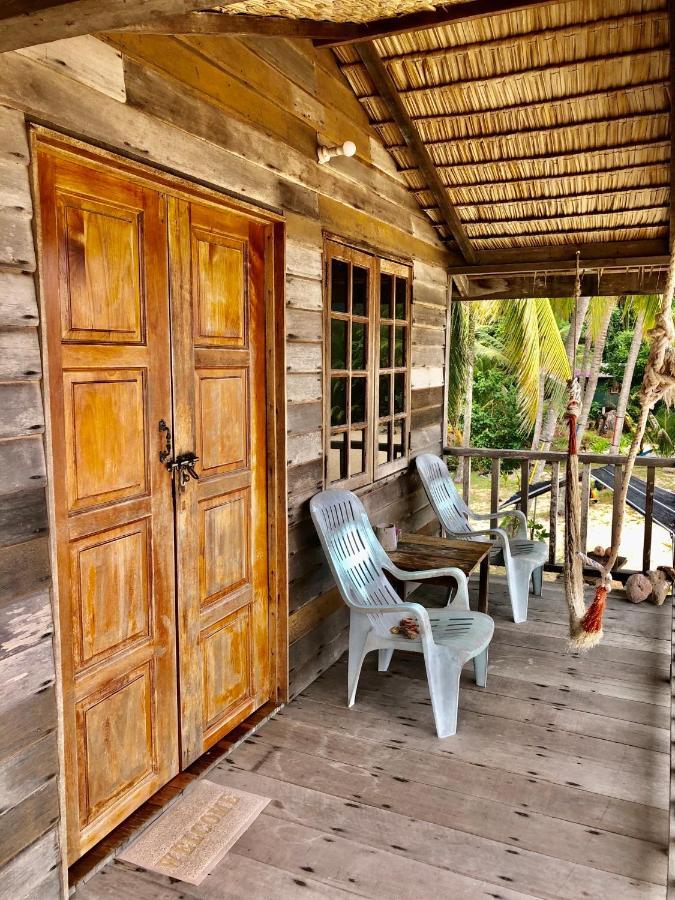 Beachfront Hut Upstairs Astra - Beach Shack Chalet Kampong Juara Exteriör bild