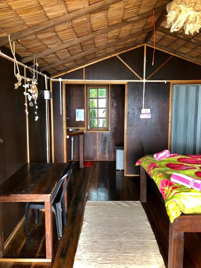 Beachfront Hut Upstairs Astra - Beach Shack Chalet Kampong Juara Exteriör bild