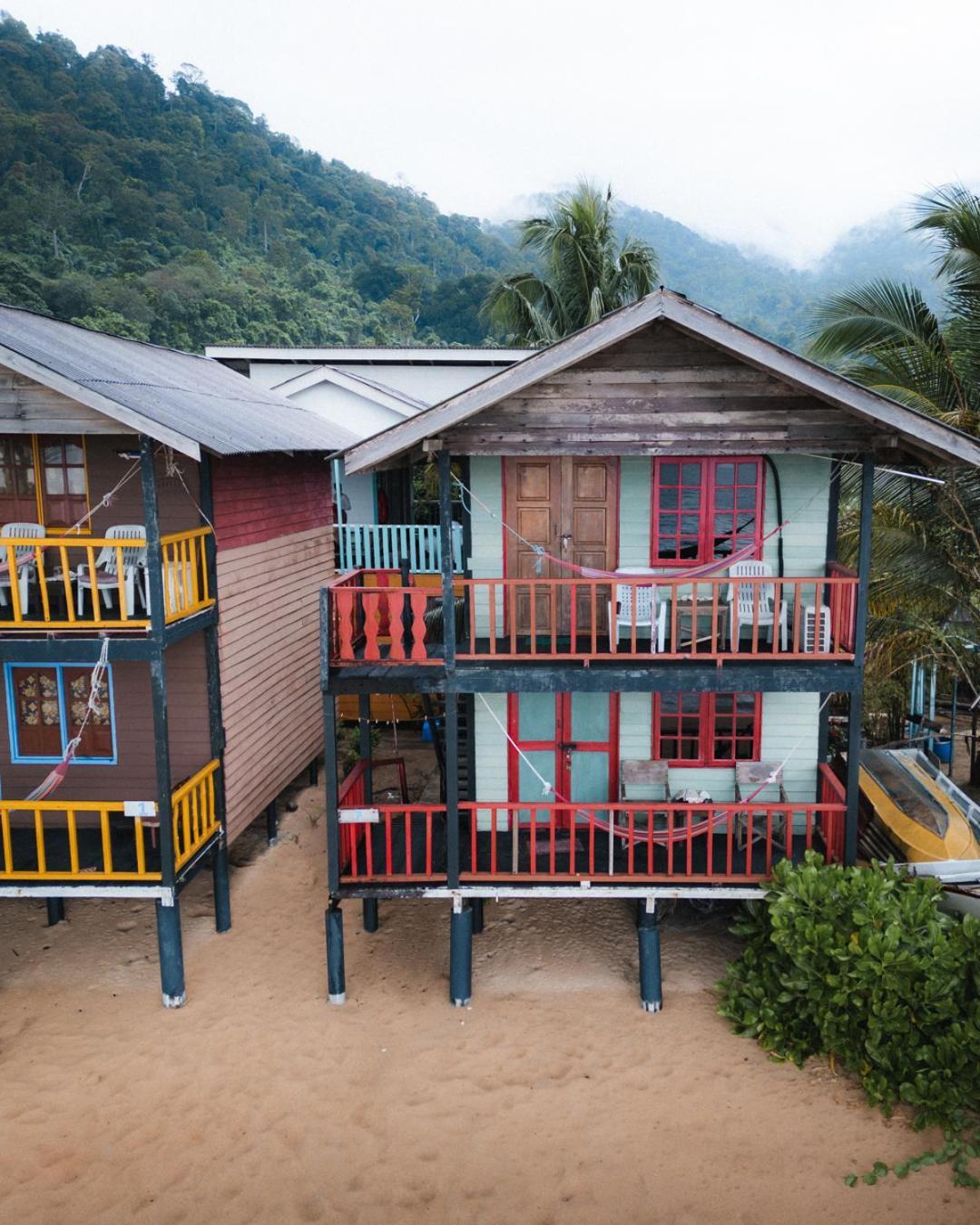 Beachfront Hut Upstairs Astra - Beach Shack Chalet Kampong Juara Exteriör bild