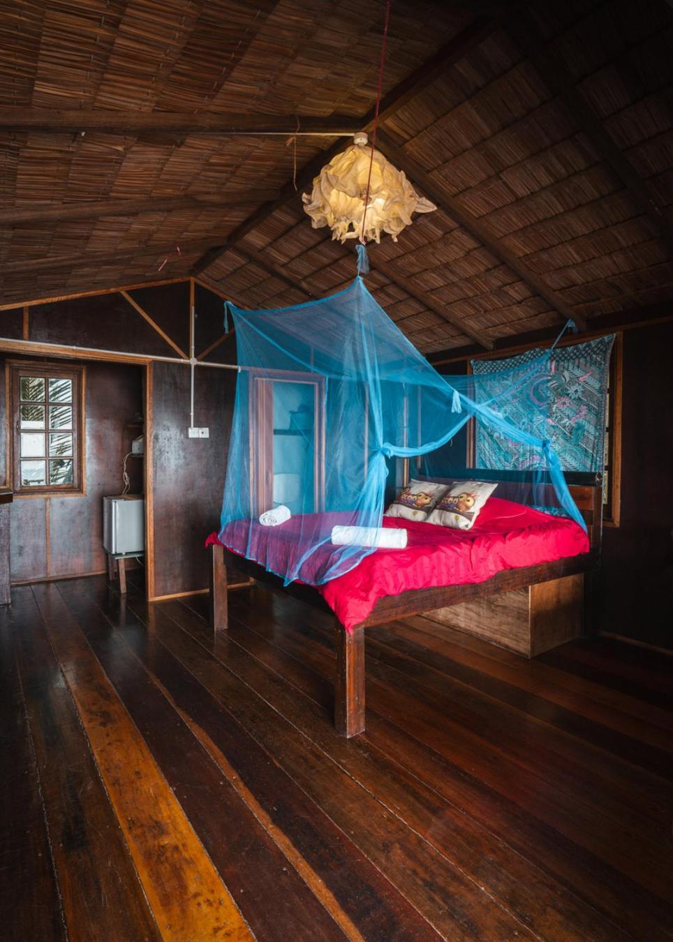 Beachfront Hut Upstairs Astra - Beach Shack Chalet Kampong Juara Exteriör bild